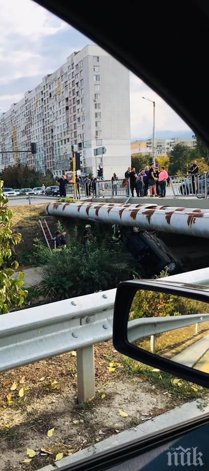 ПЪРВО В ПИК! БМВ се хвърли от мост в столичния ж.к. Сухата река (СНИМКА)