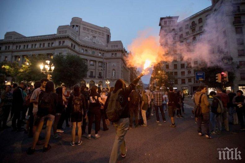Напрежение в Каталуния! Сепаратисти блокираха пътища и влакове (ВИДЕО)