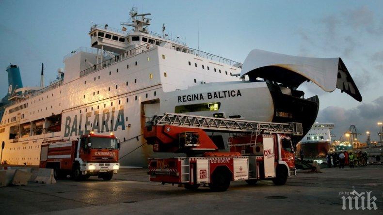 ОГНЕН АД! Ферибот с 330 пътници на борда гори след мощна експлозия