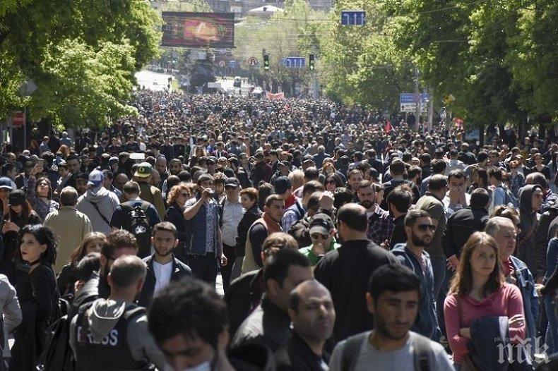 ПАК ПРОТЕСТИ! Хиляди в Армения поискаха предсрочни избори