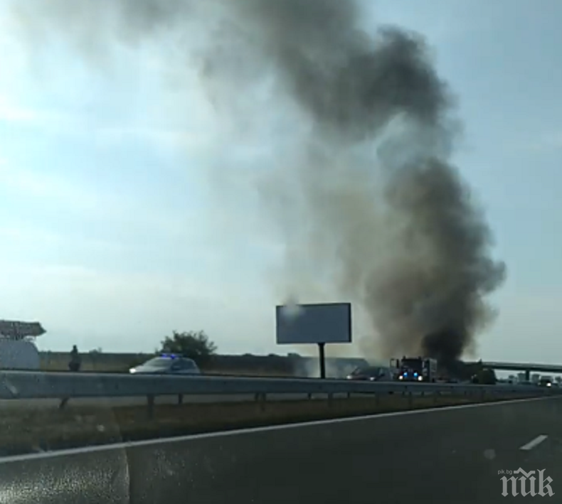 ОГНЕН АД! Кола пламна на Тракия - магистралата към Пловдив е блокирана (СНИМКИ)