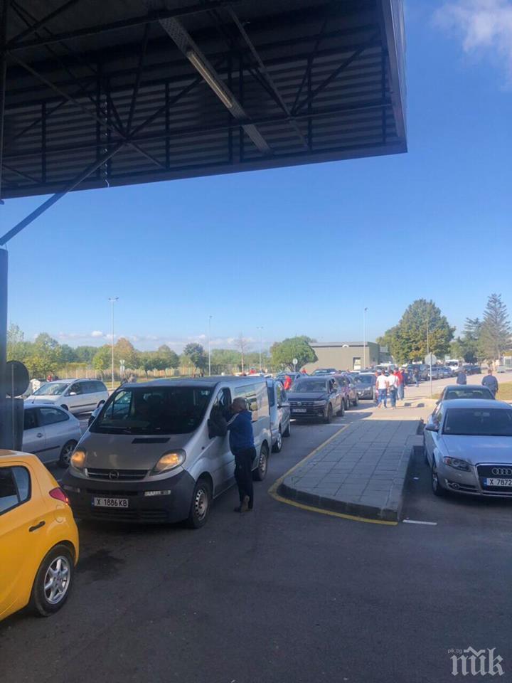 ПЪРВО В ПИК! Километрични опашки на Капитан Андреево, софтуерът не работи (СНИМКИ)