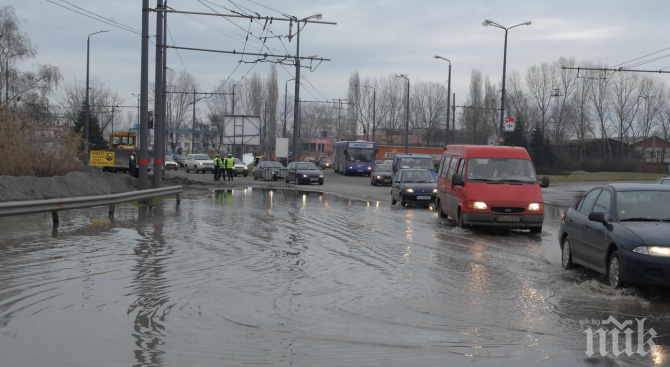 ПОТОП! Булевард в Пловдив плувна във вода след ВиК авария 