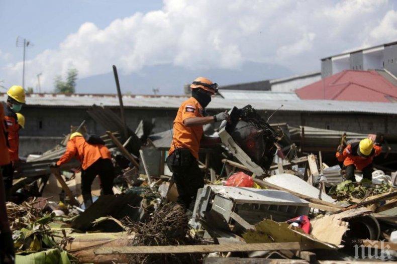 ТРАГЕДИЯ! Жертвите след земетресението в Индонезия вече са над 1600, стотици са в неизвестност (СНИМКИ)
