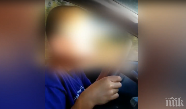 ШАШ! Хлапе подкара автомобил! Таткото гордо снима: Гледай си пътя! (ВИДЕО)