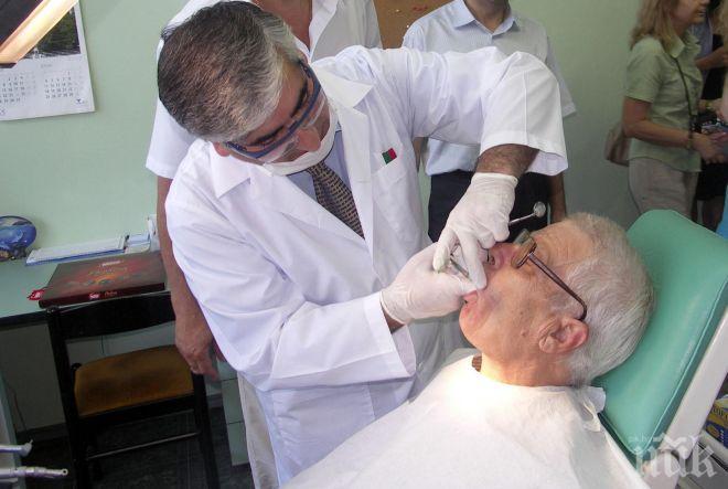 Лекари извършват доброволно безплатни профилактични прегледи за възрастни хора от отдалечени места
