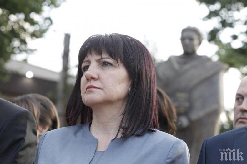 Цвета Караянчева води парламентарна делегация в Черна гора