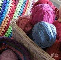 Доброволци плетат топли дрехи за нуждаещите се