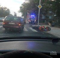 ОТ ПОСЛЕДНИТЕ МИНУТИ! Такси блъсна моторист в Пловдив (СНИМКИ)