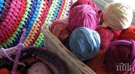 доброволци плетат топли дрехи нуждаещите