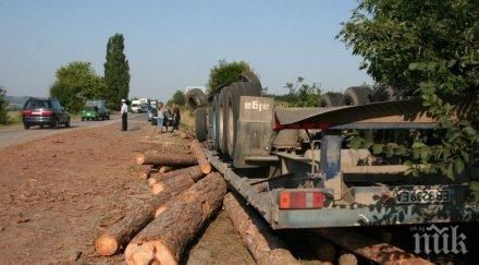 инцидент пътя товарен автомобил трупи преобърна шофьорът болница