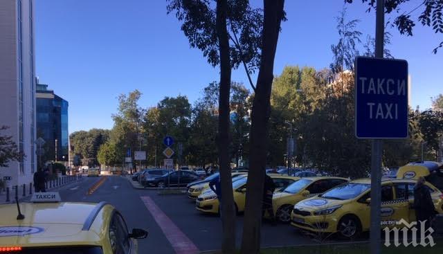 СКАНДАЛ! Наглец с фалшив пропуск на НСО паркира неправилно пред болница в София