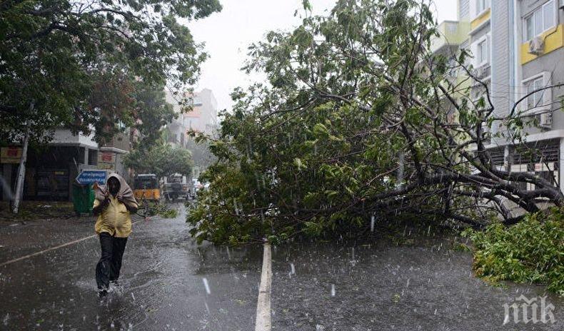 Близо 300 000 души са евакуирани заради опасен циклон, приближаващ Индия