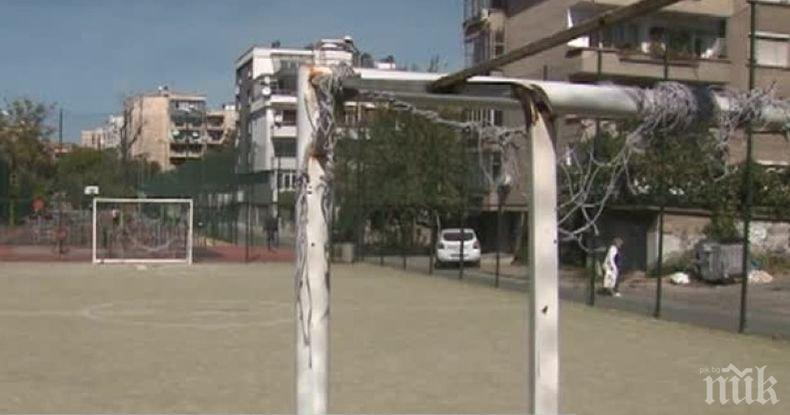 НЕОПИСУЕМА ТРАГЕДИЯ! Почина детето, премазано от футболна врата в Пазарджик