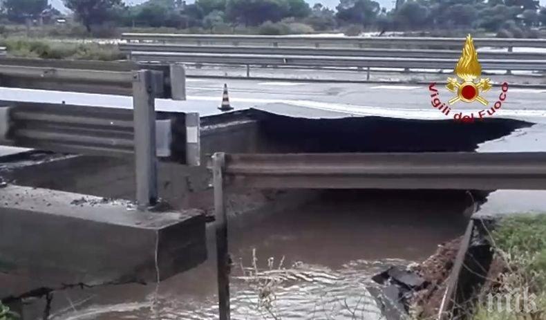 Заради лошото време! Мост падна на остров Сардиния (ВИДЕО)