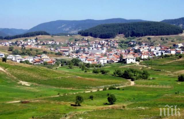 Спасиха 5-членно семейство от горяща къща 