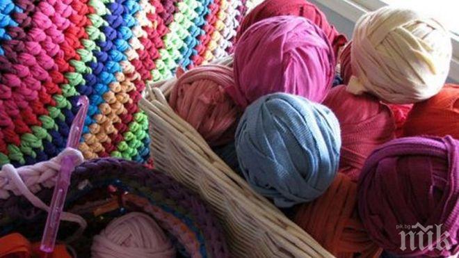 Доброволци плетат топли дрехи за нуждаещите се