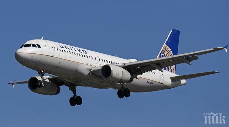 Пътнически самолет кацна аварийно във Флорида заради проблем с единия двигател