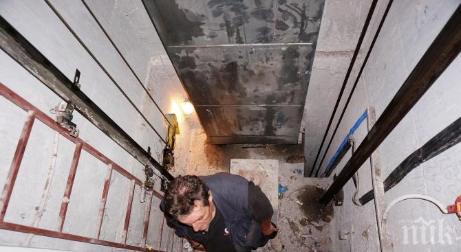 ШОК! Ремонтират стари асансьори с тел и пирони