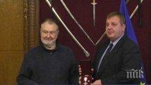Големият актьор Васил Михайлов отличен с награден знак от МО