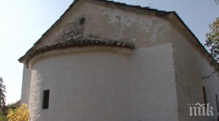 кощунство църквата петка врачанско руши олтарът изкопан иконите откраднати