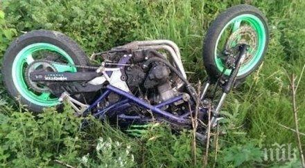 тежък инцидент моторист излетя канавка счупи гръбнака