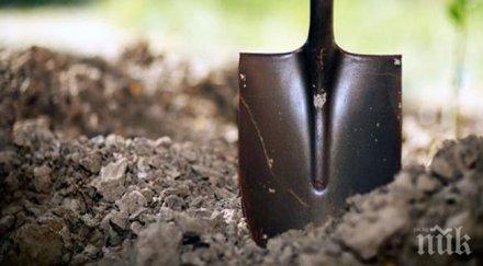 брутален тип преби дядо лопата грамада