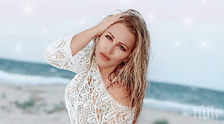 рени взриви феновете пее без дрехи