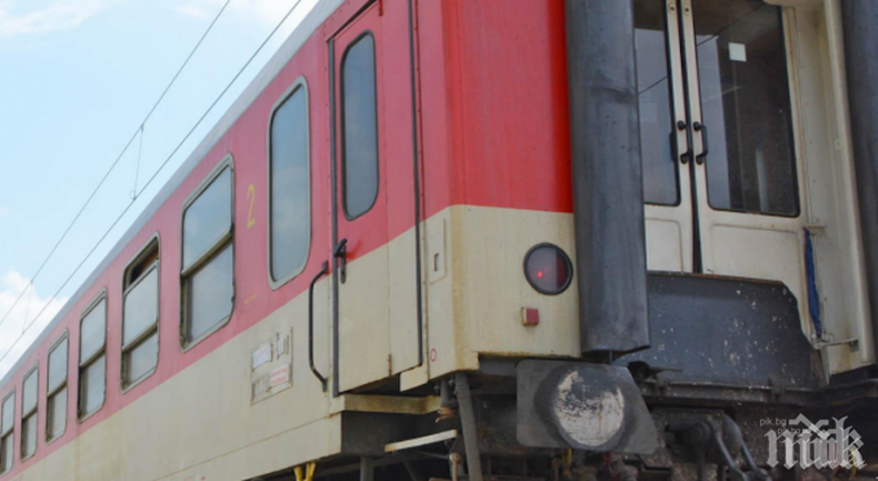 Скандално! Пътници стояха близо три часа блокирани във влак край Пловдив