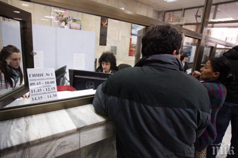Близо 78 българи на ден остават без пенсия заради изчезнали документи