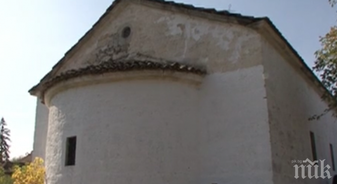 КОЩУНСТВО! Църквата Св. Петка във Врачанско се руши - олтарът е изкопан, а иконите са откраднати