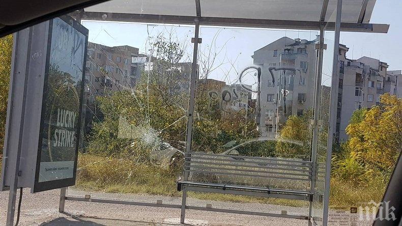 Вандали си го изкараха на поредна спирка в Пловдив