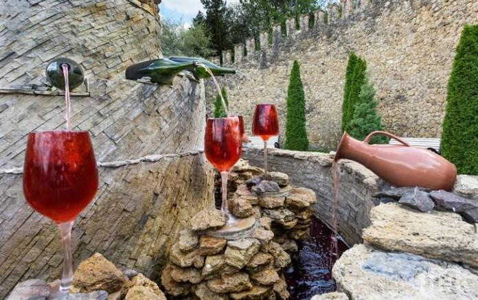 Откриха Рая! Фонтан от вино рукна в италианско градче, лее се безплатно 24 часа в денонощието (СНИМКИ)