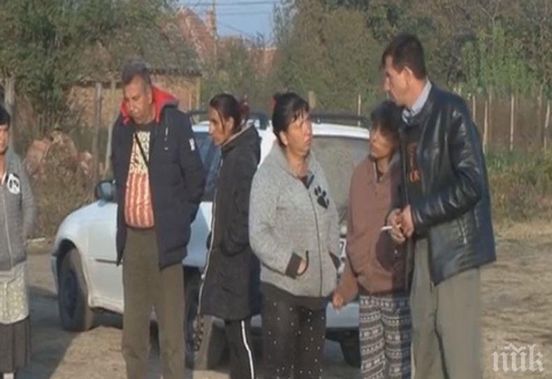 Близки и роднини на починалата Сара блокираха пътя край село Търнак (СНИМКА)