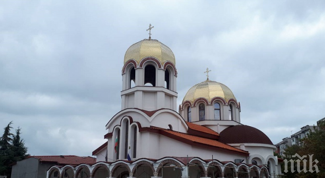Позлатяват кубето на църквата в село Дяково