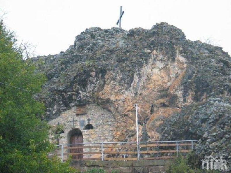 ЕКСКЛУЗИВНО В ПИК! Уникален скален храм над Трън върши чудеса (СНИМКИ)