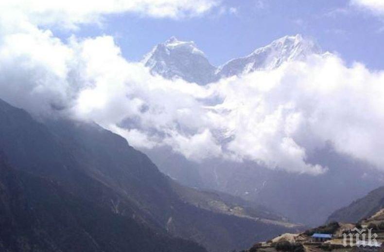 Най-малко осем алпинисти са станали жертва на снежна буря в Непал
