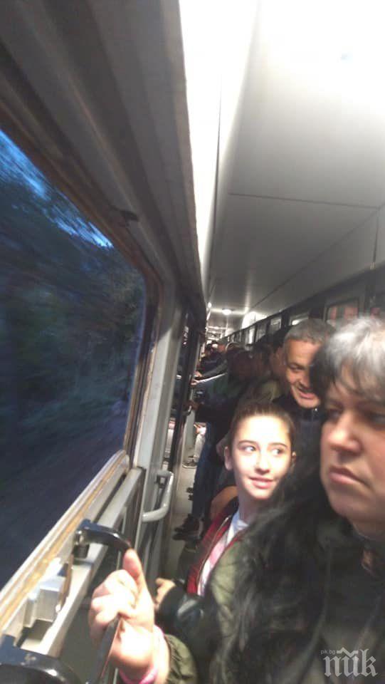 Рекорд на БДЖ! Натъпкаха 387 пътници във влак със 195 места