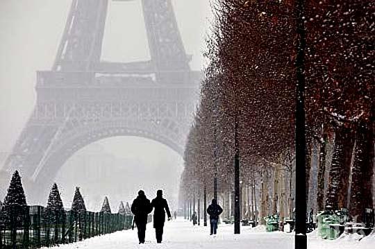 Кметът на Париж обеща подслон и храна за 100 бездомници през студените месеци