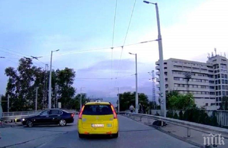 НА КОСЪМ! Дама с откачена маневра на Бетонния мост в Пловдив (СНИМКА)