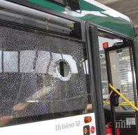 Психопат метна бутилка по пълен автобус на градския транспорт в Бургас