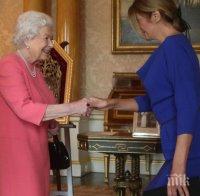 КРАЛСКИ ЕТИКЕТ: Деси Радева заслепи кралица Елизабет с ярък тоалет, приклекна в 