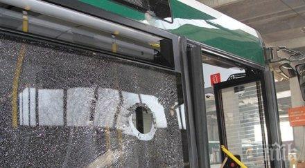 психопат метна бутилка пълен автобус градския транспорт бургас