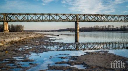 невиждана суша германия рейн достигна ниските нива корабоплаването спряно