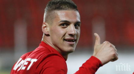 червеният космонавт радва сериозен интерес