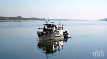 български кораб заседна дунав екипажът блокиран почти месец