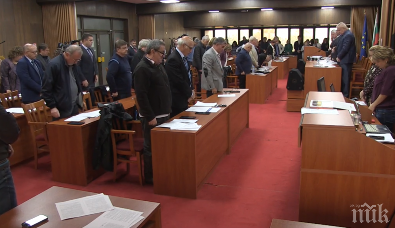 Общинарите в Русе с минута мълчание за убитата журналистка Виктория Маринова (ВИДЕО)