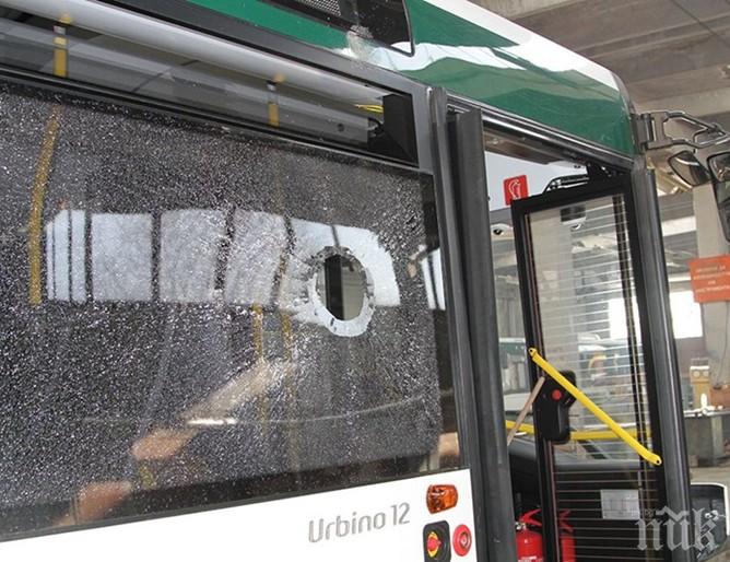 Психопат метна бутилка по пълен автобус на градския транспорт в Бургас