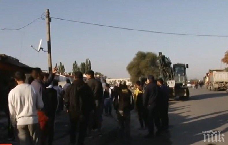 Напрежение! Багери влязоха в Шекер махала в Пловдив
