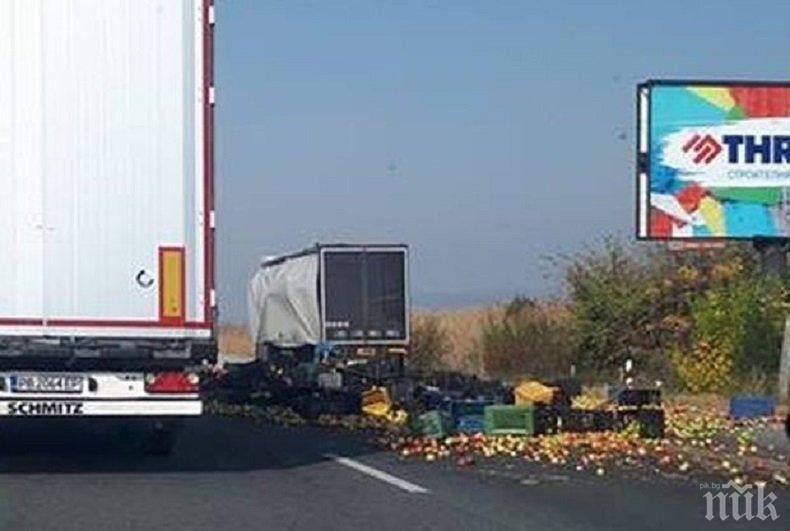 ТИР разпиля ябълки по Тракия (СНИМКА)